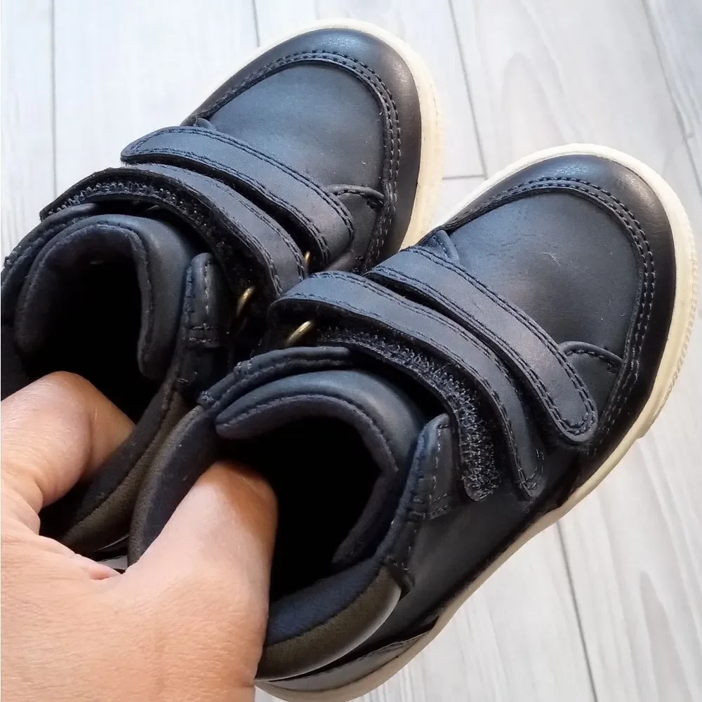 (73-3975)  Cat & Jack Shoes  Sz 5